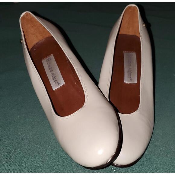 S55 Vintage Etienne Aigner Women's Cream Leather Block Heel Pumps narrow width - Picture 1 of 9
